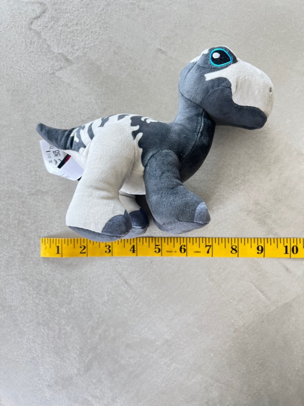 MATTEL Jurassic World Dino Trackers Brachiosaurus Plush with Sound (Grey) - Picture 8 of 10
